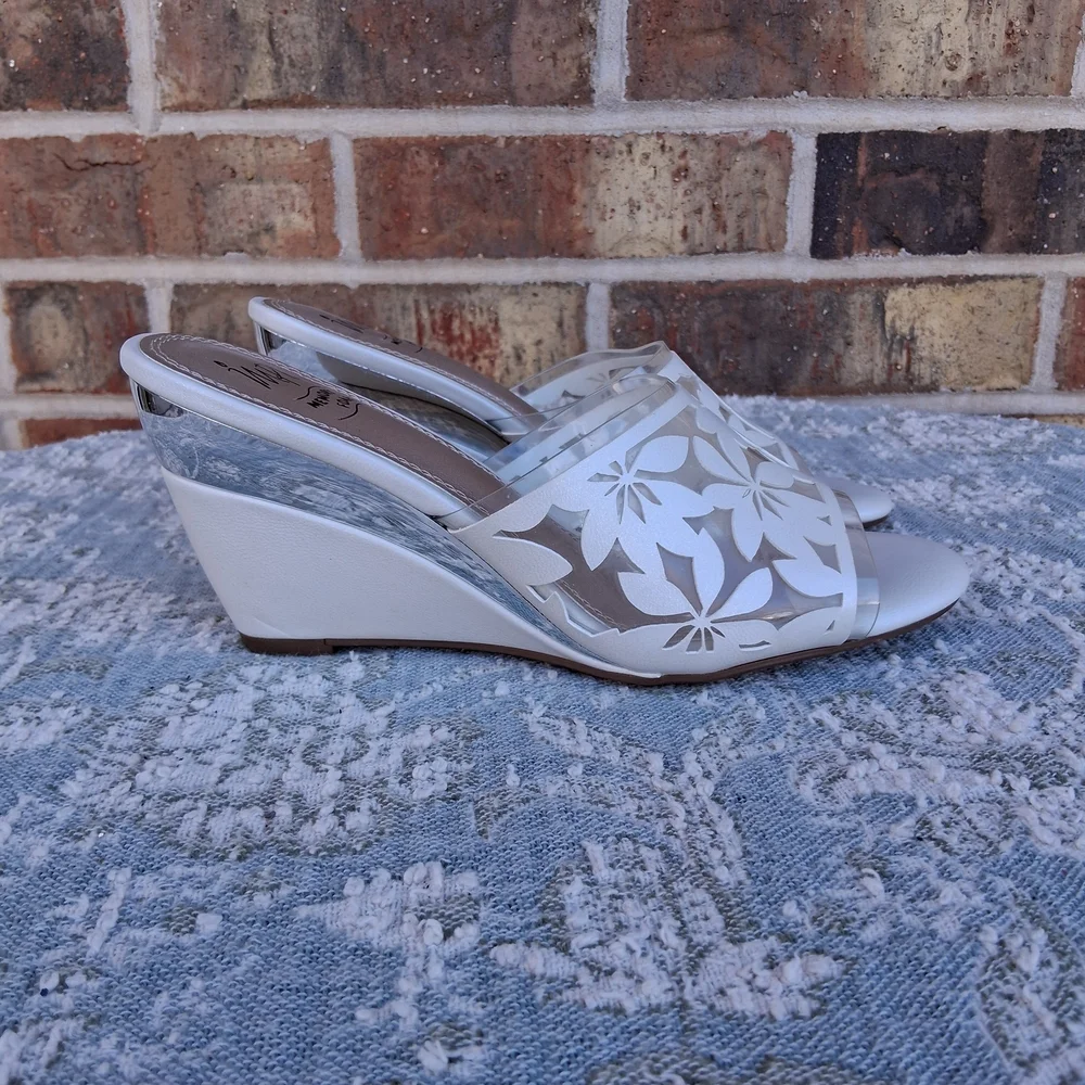 Impo Memory Foam Floral Cutout Wedge Sandals SZ 6M Chic Classic Comfort Slides